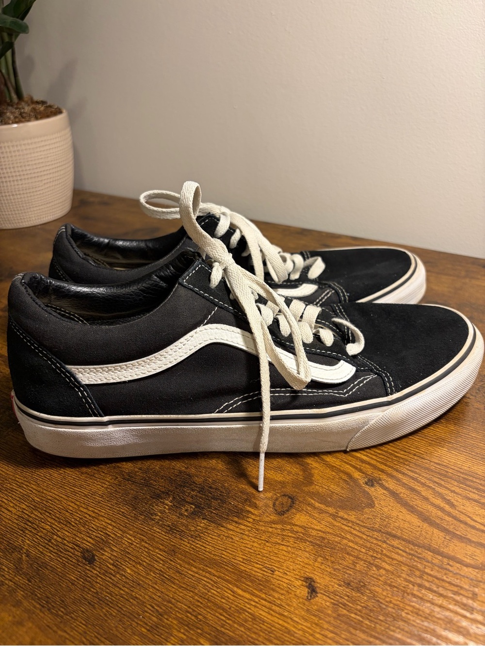 Classic Vans Old Skool Black Low-Top Skate Sneakers with White Stripe Men’s 11